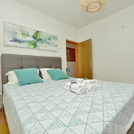 One Bedroom Sleeps 2 - Private Garden Apartment *