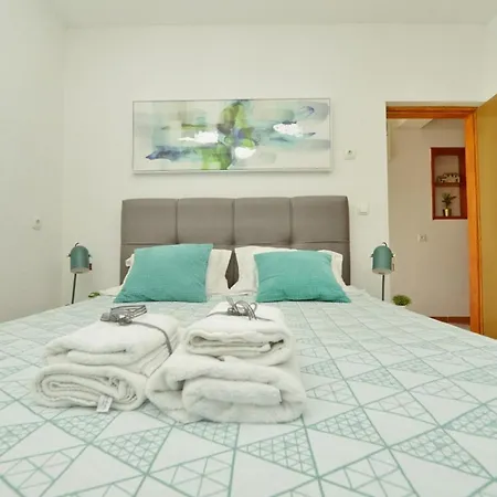 Apartment One Bedroom Sleeps 2 - Private Garden *