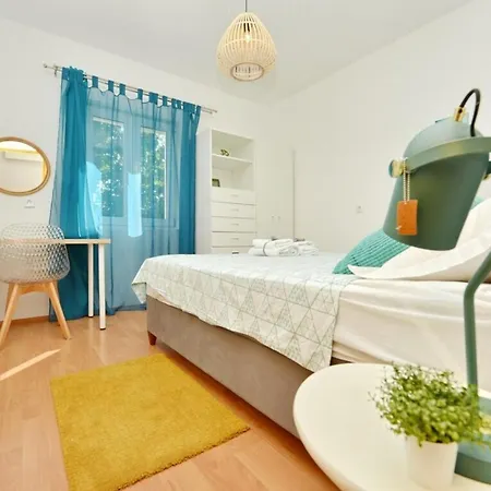 One Bedroom Sleeps 2 - Private Garden Apartman