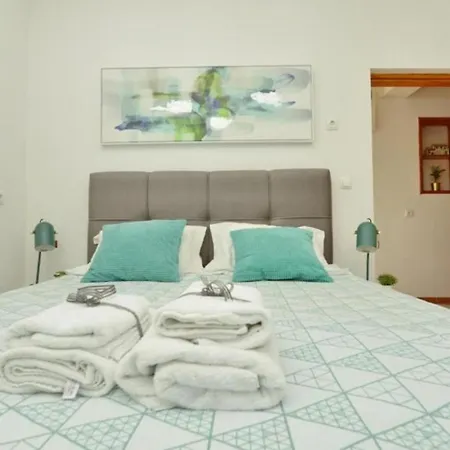 One Bedroom Sleeps 2 - Private Garden Apartment *