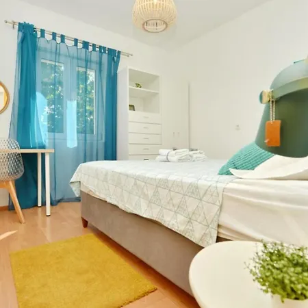 One Bedroom Sleeps 2 - Private Garden Apartment