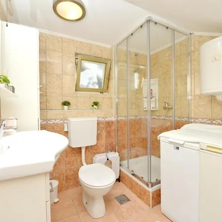 One Bedroom Sleeps 2 - Private Garden Apartman