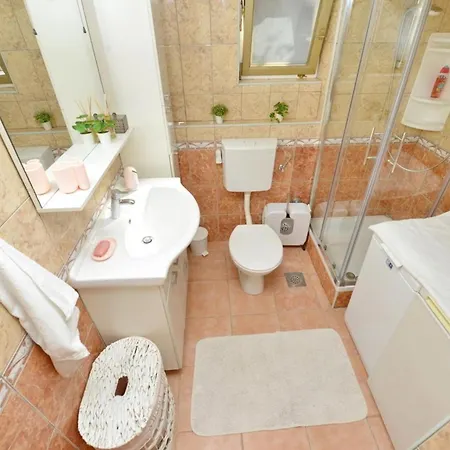 One Bedroom Sleeps 2 - Private Garden Apartment Zadar